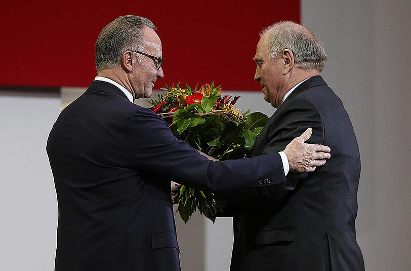 Blumen von Vorstandschef Karl-Heinz Rummenigge für Uli Hoeneß.