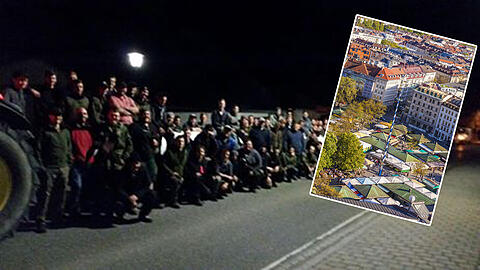 Das etwas unscharfe Beweisfoto zeigt die Mitglieder der Burschenvereine vor dem gestohlenen Baum. Er soll am 1. Mai am Viktualienmarkt aufgestellt werden.