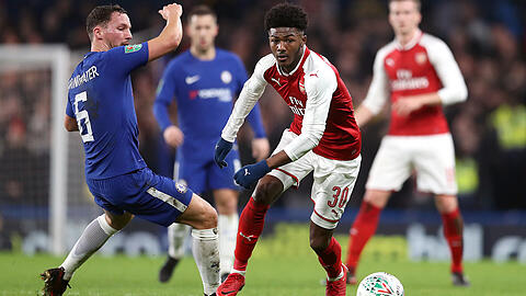 Danny Drinkwater vom FC Chelsea (links) im Duell mit Ainsley Maitland-Niles vom FC Arsenal (rechts).
