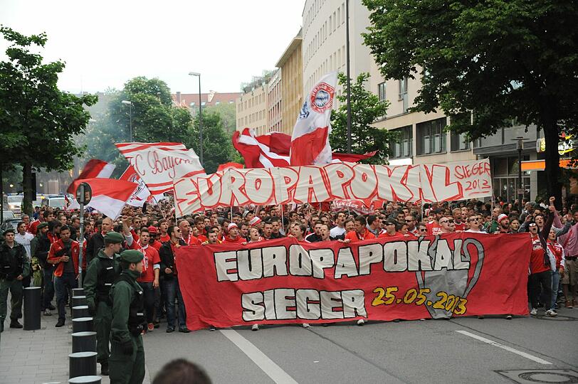Bayern-Fans ziehen durch die Münchner Innenstadt. Die Bilder von der Jubel-Feier.
