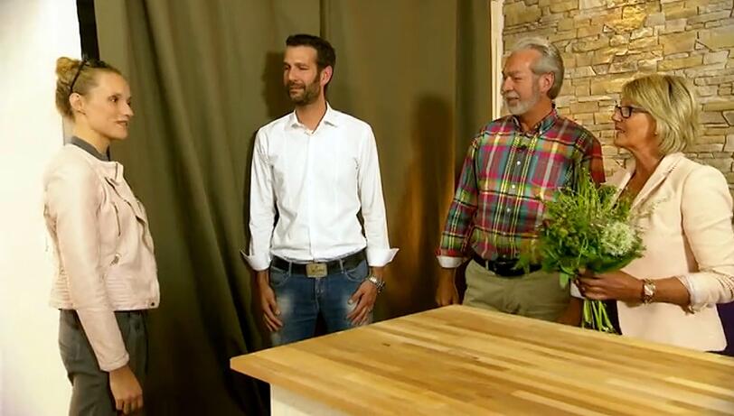 Anna lernt Marvins Familie kennen: Bruder Sascha ( 2.v.l.) und die Eltern Wolfgang und Jolante (r.).
