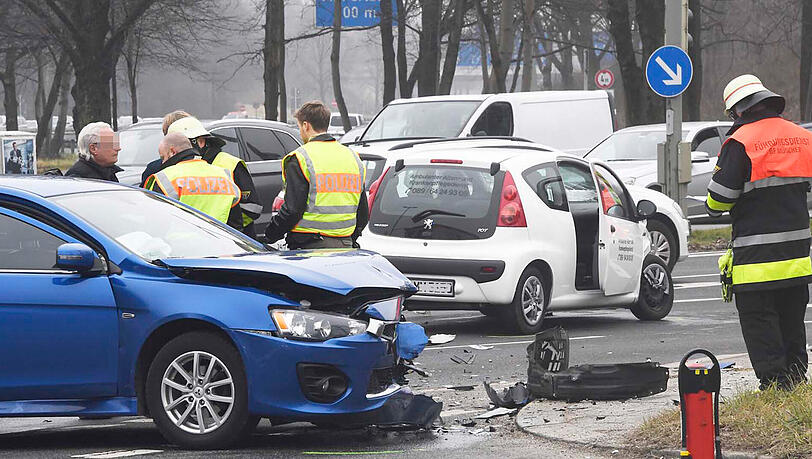 Bei einem heftigen Zusammenstoß eines Pflegedienstes mit einem Pkw auf der Kreuzung Chiemgaustraße/Rosenheimerstraße wurden drei Menschen verletzt. Bei einem heftigen Zusammenstoß eines Pflegedienstes mit einem Pkw auf der Kreuzung Chiemgaustraße/Rosenheimerstraße wurden drei Menschen verletzt.