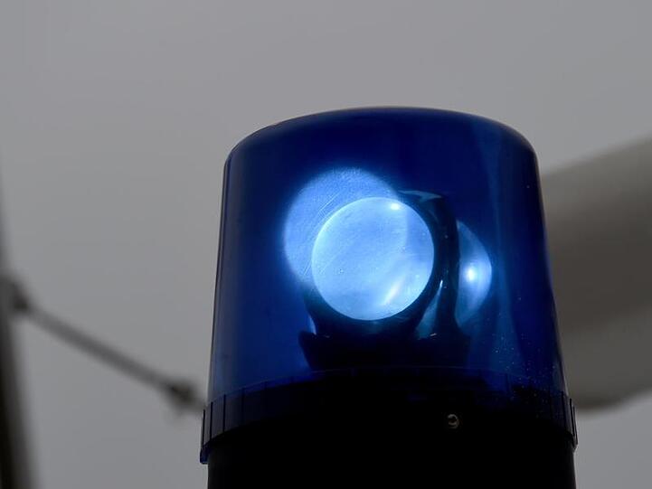 Das Blaulicht ist an einem Boot der Wasserschutzpolizei eingeschaltet. Foto: Carsten Rehder/dpa/Archivbild