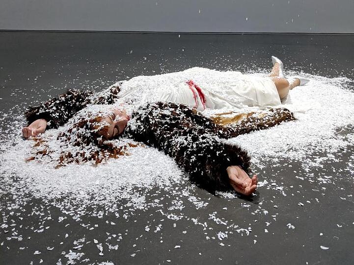In der Performance "Der Tod einer Dame" stellt der isländische Künstler Ragnar Kjartansson eine Todesszene nach. Die vermeintliche Leiche wird gespielt von einer Schauspielerin, die von Kunstschnee berieselt wird.