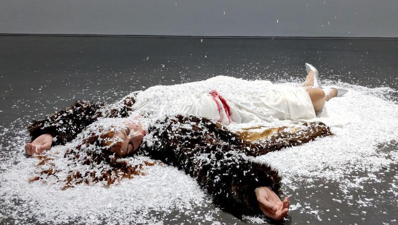In der Performance "Der Tod einer Dame" stellt der isländische Künstler Ragnar Kjartansson eine Todesszene nach. Die vermeintliche Leiche wird gespielt von einer Schauspielerin, die von Kunstschnee berieselt wird. In der Performance "Der Tod einer Dame" stellt der isländische Künstler Ragnar Kjartansson eine Todesszene nach. Die vermeintliche Leiche wird gespielt von einer Schauspielerin, die von Kunstschnee berieselt wird.