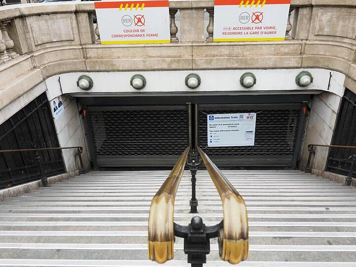 Die geschlossene Metro-Station "Opéra" in Paris.