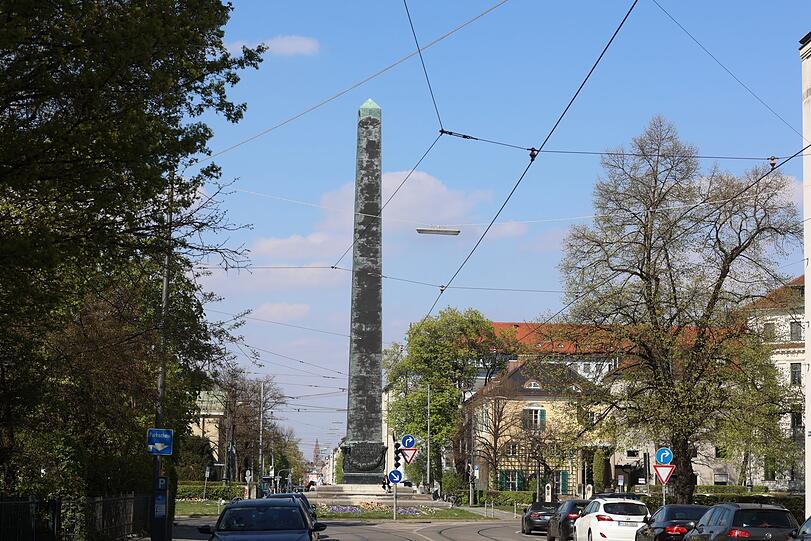 Großstädtisch: der Karolinenplatz, den die Barer Straße quert.