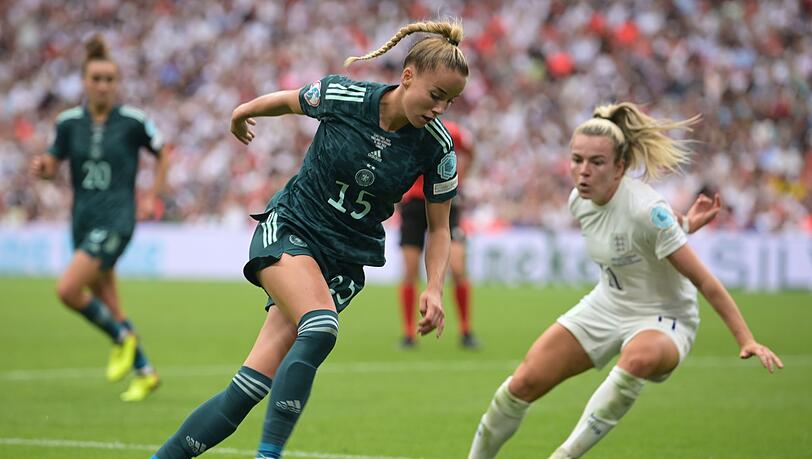Die 23-jährige Giulia Gwinn hofft trotz ihres Kreuzbandrisses auf eine WM-Teilnahme im Sommer.