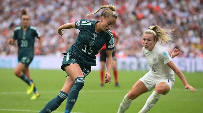 Die 23-jährige Giulia Gwinn hofft trotz ihres Kreuzbandrisses auf eine WM-Teilnahme im Sommer.