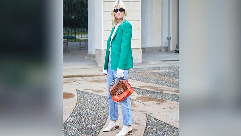 Besonders Pulli-Blazer-Kombinationen passen zur angesagten Column Jeans.