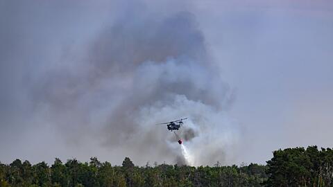 Ein Löschhubschrauber ist beim Waldbrand in der Gohrischheide im Einsatz.