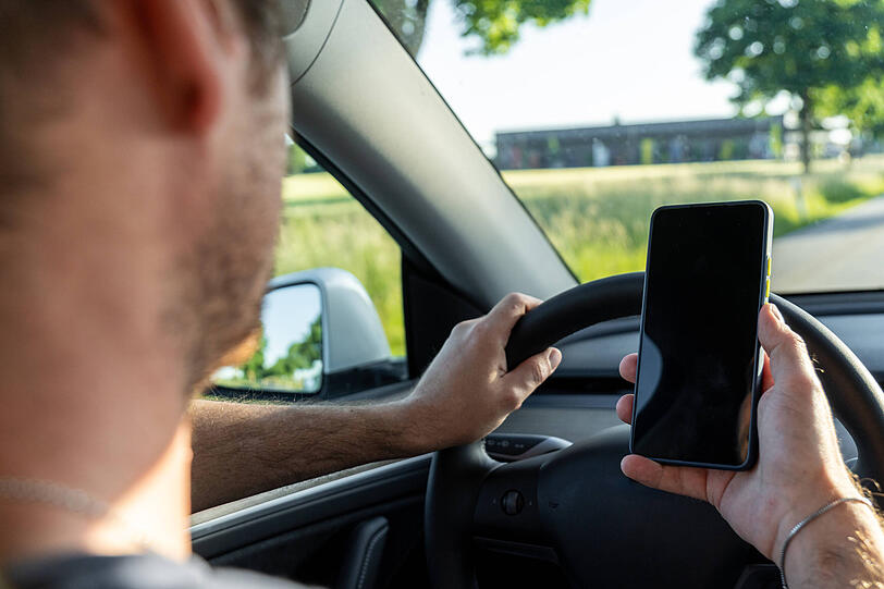 Wer in Norwegen mit dem Mobiltelefon am Steuer erwischt wird, muss knapp 1000 Euro zahlen. Wer in Norwegen mit dem Mobiltelefon am Steuer erwischt wird, muss knapp 1000 Euro zahlen.