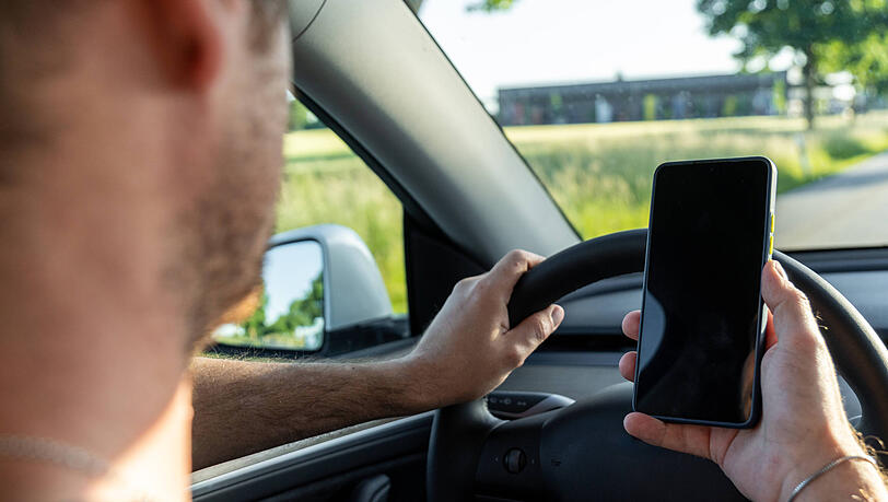 Wer in Norwegen mit dem Mobiltelefon am Steuer erwischt wird, muss knapp 1000 Euro zahlen. Wer in Norwegen mit dem Mobiltelefon am Steuer erwischt wird, muss knapp 1000 Euro zahlen.