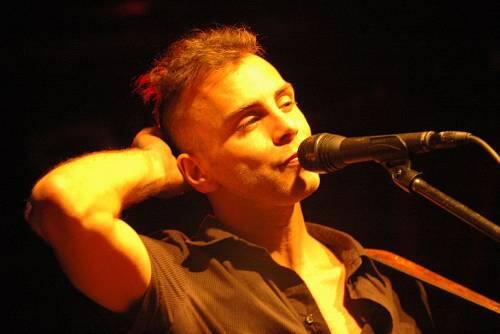Gut gelaunt im Hirsch: die Königin der Nacht des Rock, Asaf Avidan, und seine Mojos.