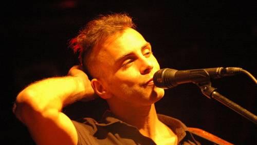 Gut gelaunt im Hirsch: die Königin der Nacht des Rock, Asaf Avidan, und seine Mojos. Gut gelaunt im Hirsch: die Königin der Nacht des Rock, Asaf Avidan, und seine Mojos.