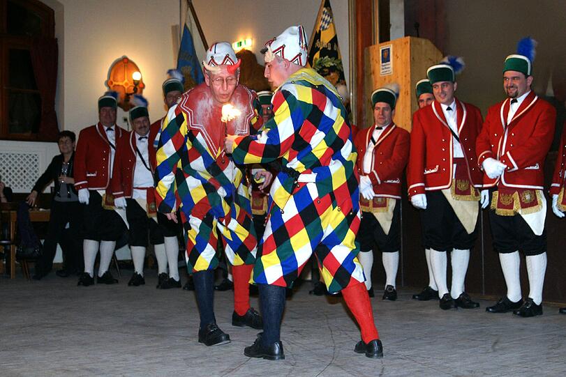Am Donnerstag war mit der Generalprobe des Schäfflertanzes im Augustinerkeller der Startschuss für die Tanzsaison 2012 gegeben worden.