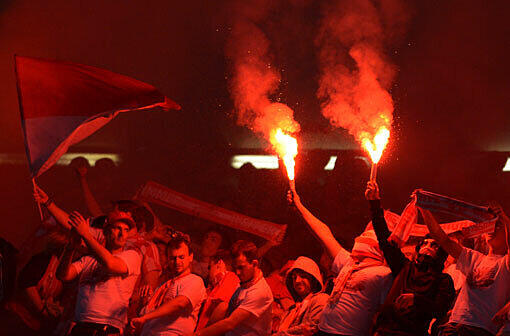 Fans des FC Bayern zünden bengalische Feuer während des Champions-League-Finales.