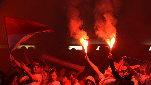 Fans des FC Bayern zünden bengalische Feuer während des Champions-League-Finales. Fans des FC Bayern zünden bengalische Feuer während des Champions-League-Finales.