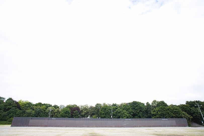 Auf der Theresienwiese haben die Bauarbeiter das Werkeln angefangen, damit in zwei Monaten wieder die größte Party der Welt steigen kann.