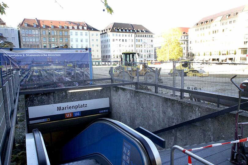 Gerade wieder zugeschüttet, in zwei Jahren wieder aufgerissen: Der Marienhof wird Tunnel-Eingang.