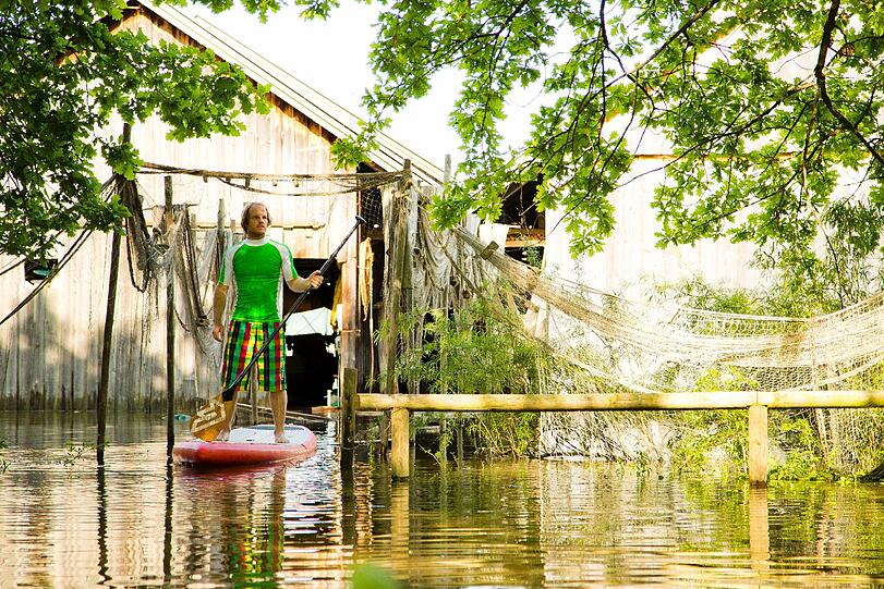 Fanatic-Teamfahrer Fabian Weber erkundet das Hochwasser in Diessen am Ammersee per Stand Up Paddeling