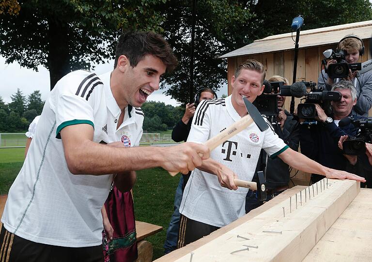 Das neue Wiesn-Trikot des FC Bayern für das Oktoberfest 2013: Die Bilder von der offiziellen Präsentation