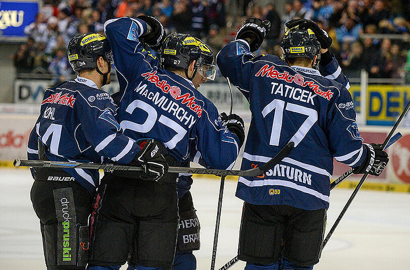 Jubel beim Gastgeber. Die Ingolstädter Benedikt Kohl, Torschütze Ryan MacMurchy und Petr Taticek feiern nach dem Treffer zum 2:0 gegen München.