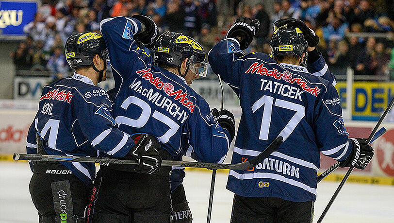 Jubel beim Gastgeber. Die Ingolstädter Benedikt Kohl, Torschütze Ryan MacMurchy und Petr Taticek feiern nach dem Treffer zum 2:0 gegen München. Jubel beim Gastgeber. Die Ingolstädter Benedikt Kohl, Torschütze Ryan MacMurchy und Petr Taticek feiern nach dem Treffer zum 2:0 gegen München.