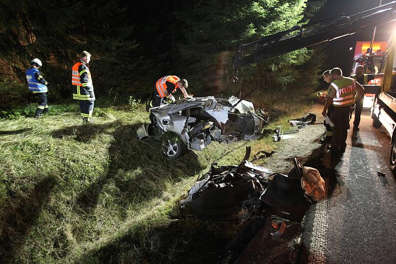 Durch die Wucht des Aufpralls wurde der Mercedes regelrecht zerfetzt. Der Fahrer starb in den Trümmern.
