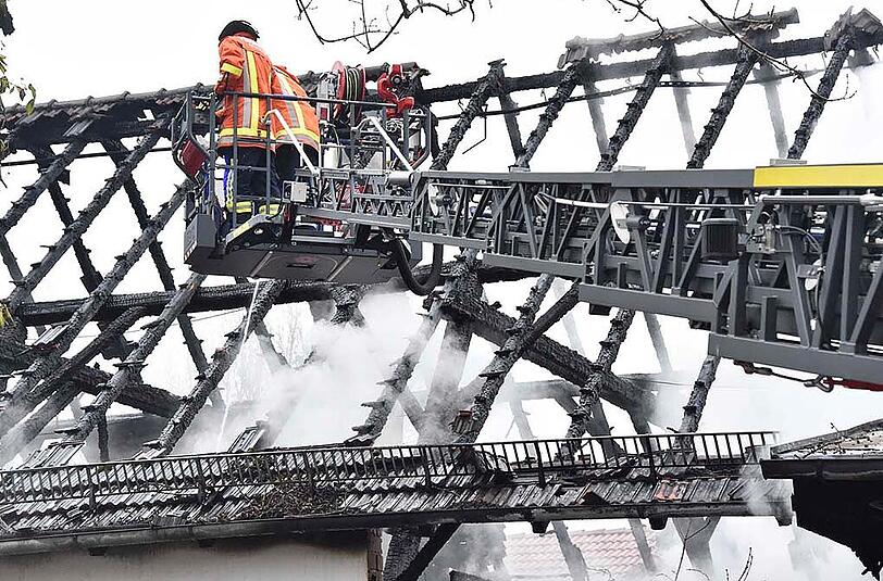 Bilder vom Bauernhof-Brand in Neufahrn bei Freising. Der Landwirt erlitt einen Herzinfarkt, als er den Brand bemerkte.