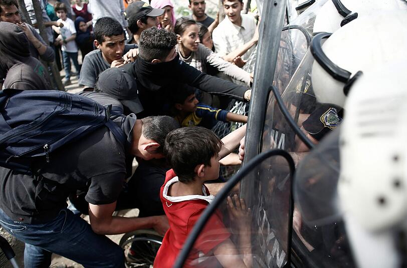 In einem Flugblatt sind die rund 11.000 Bewohner des wilden Lagers in Idomeni für Sonntagmorgen zum "Marsch auf die mazedonische Grenze" aufgerufen worden.