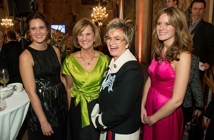 Seine Frau Karin war natürlich auch da, sowie ihre Töchter Ulrike (l) und Susanne (r) und Gloria Prinzessin von Thurn und Taxis.