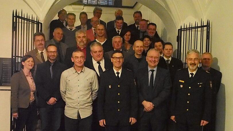 Polizeipräsident Josef Rückl, Oberbürgermeister Alexander Putz und Polizeidirektor Helmut Eibensteiner bedanken sich bei den Ehrenamtlichen der Sicherheitswacht.
