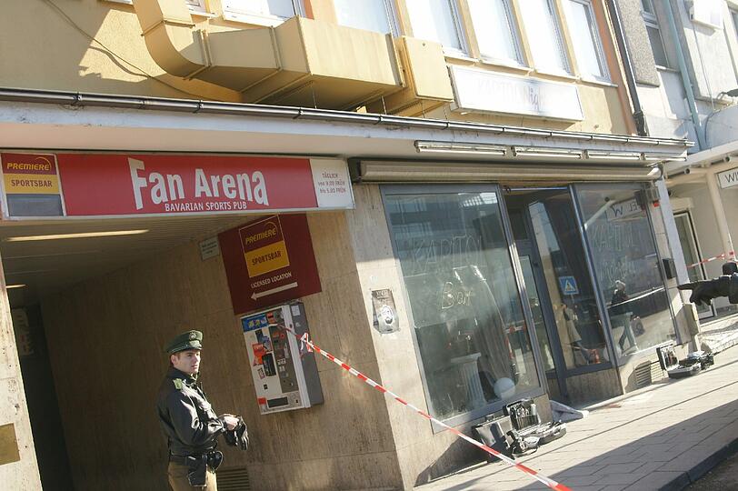 Eine Frau stirbt nach einem blutigen Vorfall im Nachtclub. Die Bilder von der Spurensicherung am "Kapitol" in der Arnulfstraße.