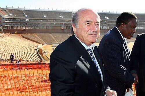 Blatter auf der Baustelle des Stadions Soccer City.