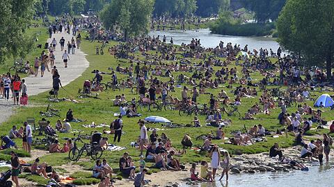 Klassische individuelle Maßnahme bei Hitze: in der Isar abkühlen.
