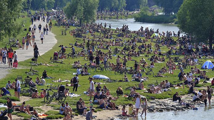 Klassische individuelle Maßnahme bei Hitze: in der Isar abkühlen.