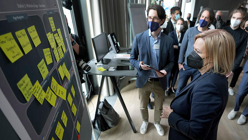 Nancy Faeser (SPD), Bundesministerin des Innern und Heimat, verfolgt die Vorstellung der Plattform "Germany4Ukraine". (Archivbild)