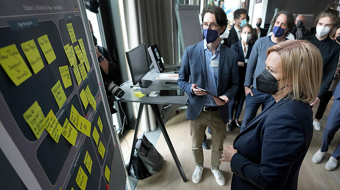Nancy Faeser (SPD), Bundesministerin des Innern und Heimat, verfolgt die Vorstellung der Plattform "Germany4Ukraine". (Archivbild)