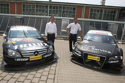 Hightech-Autos vor dem Museum Industriekultur: Ralf Schumacher (links) und Martin Tomczyk mit ihren Dienstfahrzeugen von Mercedes und Audi.