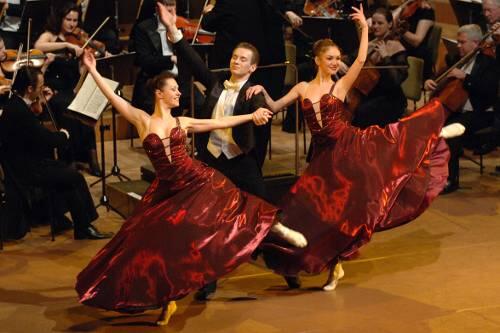 Bringen Farbe in die Konzert-Gala: Zu den Strauß&rsquo;schen Walzerklängen tanzen fünf Paare des K&K Balletts.