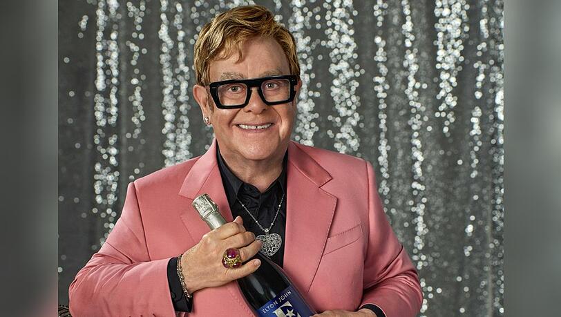 Elton John feiert mit seinem eigenen alkoholfeien Schaumwein. Elton John feiert mit seinem eigenen alkoholfeien Schaumwein.