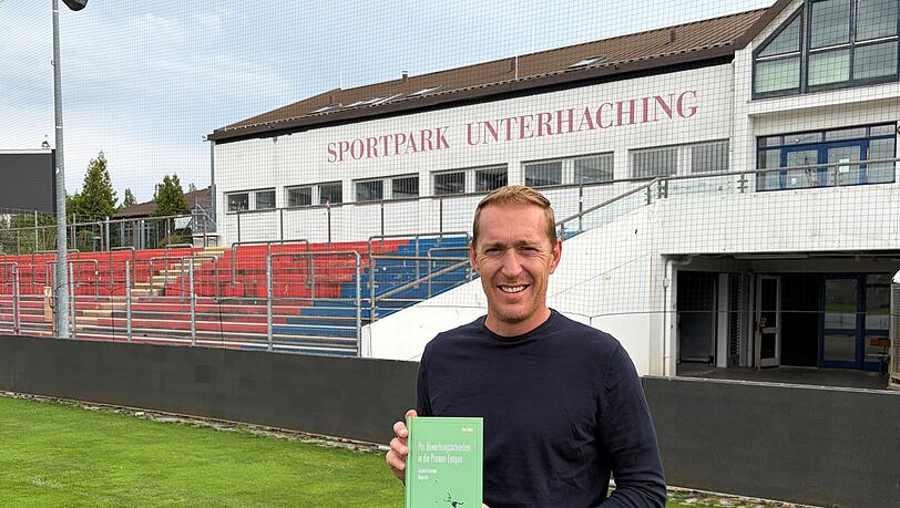 Gerhad Tremmel bei der Vorstellung seines Buchs "Per Bewerbungsschreiben in die Premier League" im Hachinger Sportpark. Gerhad Tremmel bei der Vorstellung seines Buchs "Per Bewerbungsschreiben in die Premier League" im Hachinger Sportpark.