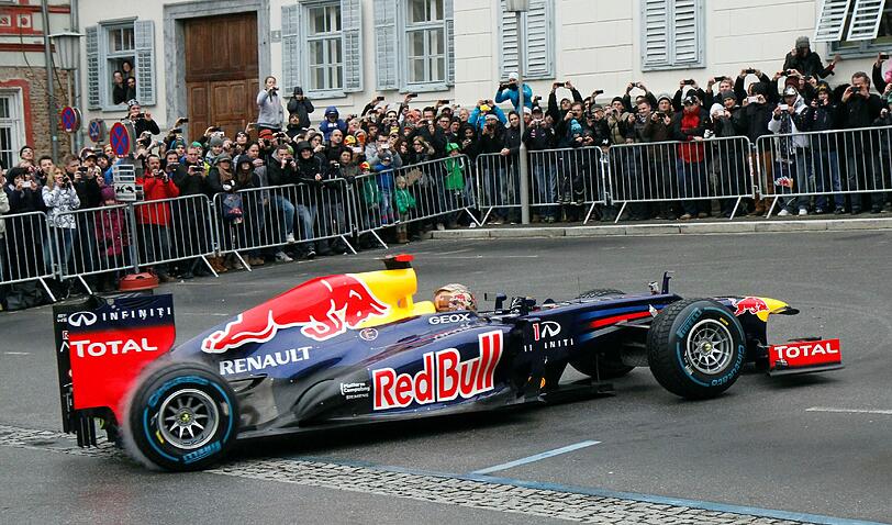 Große Siegesfeier für Sebastian Vettel in Graz: 30.000 Fans feiern den dreimaligen Titelträger, der er in seinem Red Bull einige Runden durch das alte Zentrum der österreichischen Stadt drehte.