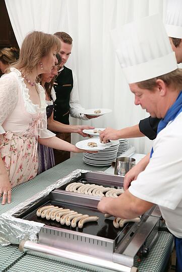 Hier werden die Test-Würstl im Armbrustschützenzelt gegrillt.