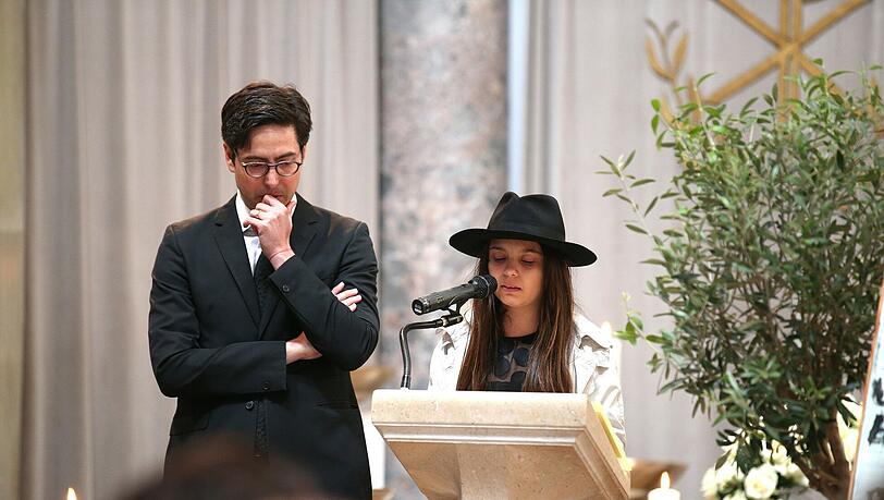 Eine Szene, die bewegt: Serafina Dietl spricht unter TRänen zu den Gästen - hinter ihr Halbbruder David. Eine Szene, die bewegt: Serafina Dietl spricht unter TRänen zu den Gästen - hinter ihr Halbbruder David.