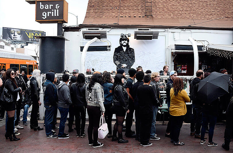 Motörhead-Fans nehmen vor Lemmys Stammkneipe "Rainbow Bar and Grill" Abschied von der Rock-Legende.