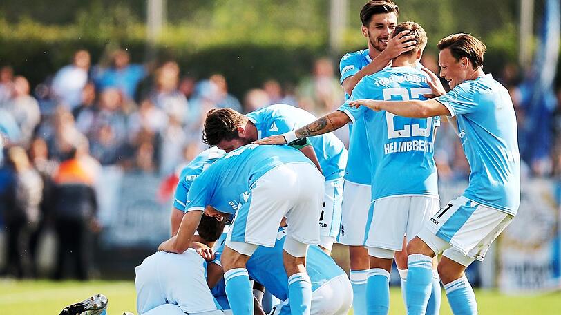 Dominieren in der Regionalliga: Die Spieler des TSV 1860 jubeln beim Sieg gegen Unterföhring.