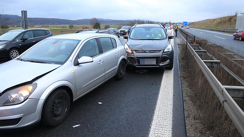 Bei der Massenkarambolage auf der A73 verletzten sich 18 Personen. Die Bilder von der Unfallstelle bei Breitengüßbach zum Durchklicken.