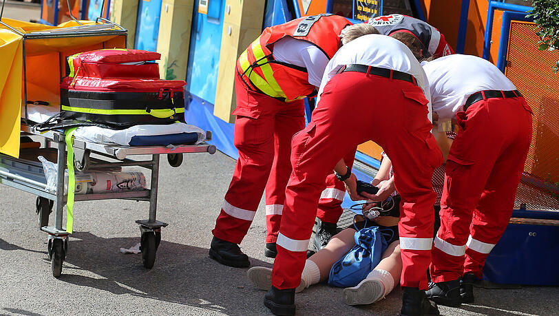 Die Sanitäter des Bayerischen Roten Kreuzes im Einsatz auf dem Oktoberfest (Archivbild). Die Sanitäter des Bayerischen Roten Kreuzes im Einsatz auf dem Oktoberfest (Archivbild).